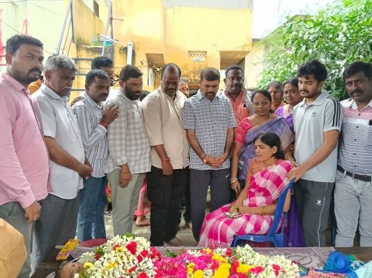 నివాళులు అర్పించిన జర్నలిస్టులు