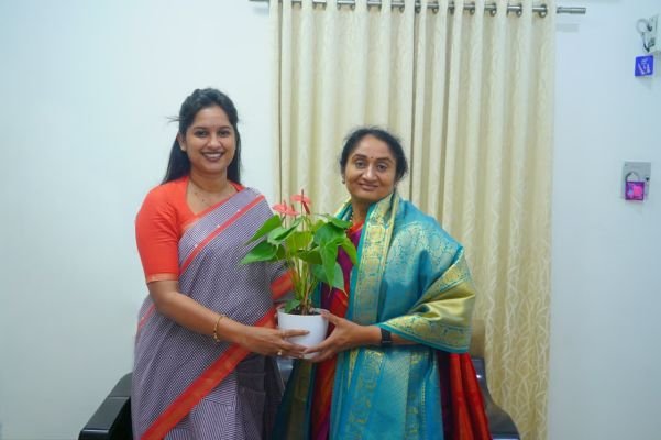 బీసీ సంక్షేమ శాఖ మంత్రి సవిత ని మర్యాదపూర్వకంగా కలిసిన ఎమ్మెల్యే బండారు శ్రావణిశ్రీ 
