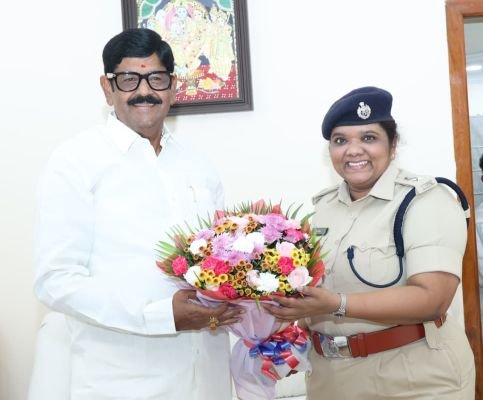 మంత్రి ఆనం తో భేటీ అయిన జిల్లా ఎస్పీ డాక్టర్ అజితా వేజెండ్ల