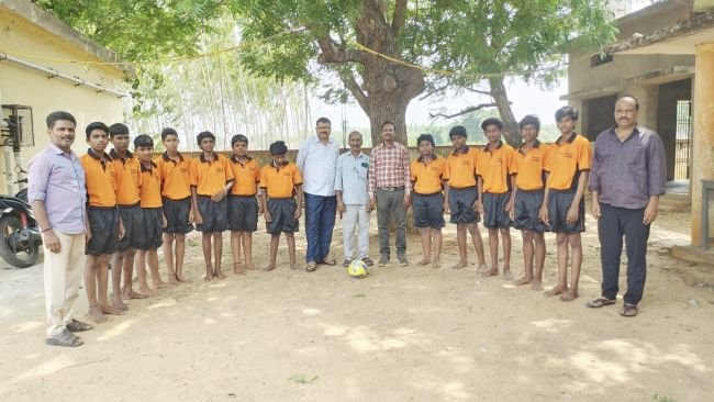 విద్యార్థులకు పూర్వ విద్యార్థి చేయూత..