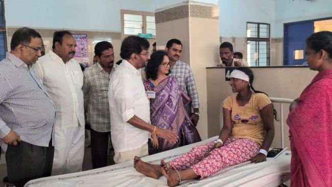  రోడ్డు ప్రమాదానికి గురైన కోడూరు గురుకులం విద్యార్థినులుకు సోమిరెడ్డి పరామర్శ