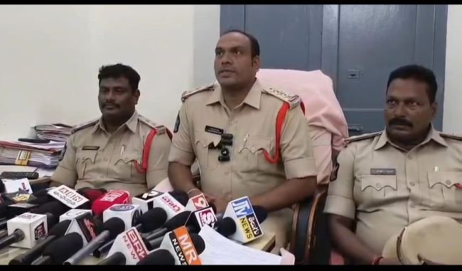 అక్రమంగా తరలిస్తున్న గంజాయి స్వాధీనం: ముగ్గురు నిందితుల అరెస్ట్, రెండు కార్లు స్వాధీనం