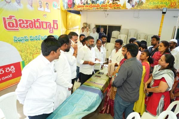  ప్రజల సమస్యలను స్వయంగా అడిగి తెలుసుకున్న తెలుగుదేశం పార్టీ రాష్ట్ర అధికార ప్రతినిధి కోటంరెడ్డి గిరిధర్ రెడ్డి 