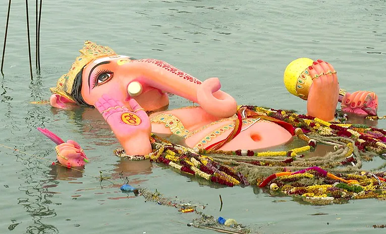 ఘనంగా ఖైరతాబాద్ మహా గణేశుడి నిమజ్జనం.. గంగమ్మ ఒడికి చేరిన భాగ్యనగరుని లంబోదరుడు!