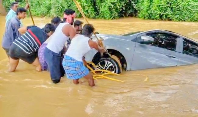 వరద నీటిలో కొట్టుకుపోయిన కారు.. నలుగురి ప్రాణాలు సురక్షితం కల్వర్టు నిర్మించాలని వైఎస్సార్‌సీపీ ఆధ్వర్యంలో ఆందోళన