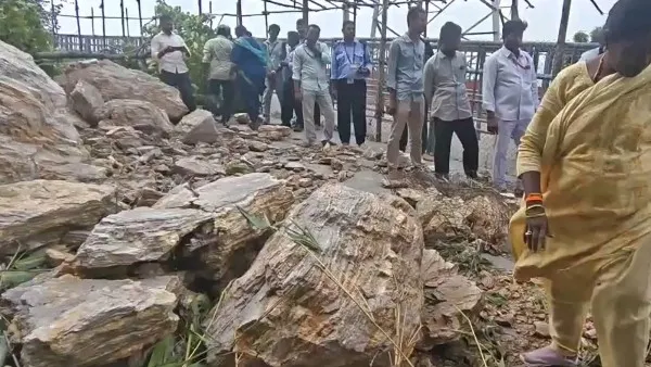 దుర్గ గుడి ఘాట్ రోడ్ లో తప్పిన ప్రమాదం 