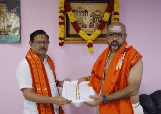 శ్రీశైలం దేవస్థానానికి బంగారు హారం సమర్పణ
