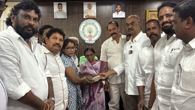 అకాలo గా మృతి చెందిన కాకర్లముడి కుటుంబానికి బొల్లి శెట్టి లక్ష రూపాయల సాయం