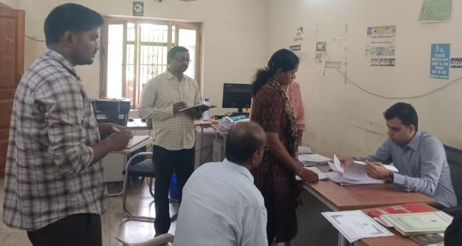 పోలింగ్ కేంద్రాలను పరిశీలించిన రోల్ అబ్జర్వర్