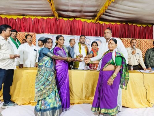 పేద కుటుంబాలకు రేషన్ కార్డు భరోసా – ప్రభుత్వ విప్ బీర్ల ఐలయ్య.