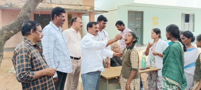 దరి చేరకుండా "నులి పురుగులను"నలిపెద్దాం. హాస్టల్ విద్యార్థులకు ఆరోగ్య పరీక్షలు.
