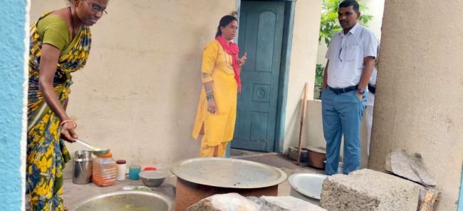 పాఠశాలలో మధ్యాహ్న భోజనాన్ని తనిఖీ చేసిన అదనపు కలెక్టర్