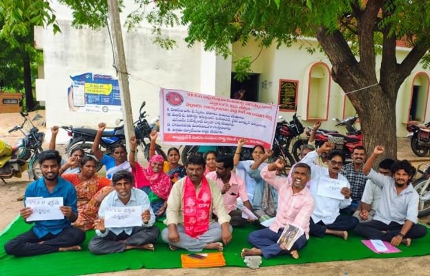 వీఆర్ఏలకు పేస్కేల్, ఉద్యోగ భద్రత కల్పించాలి  సీపీఐ * వల్లూరు తహసీల్దార్ కార్యాలయం వద్ద వీఆర్ఏల దీక్షకు మద్దతు * సమస్యలు పరిష్కరించకపోతే పెద్ద ఎత్తున ఉద్యమిస్తామని హెచ్చరిక..
