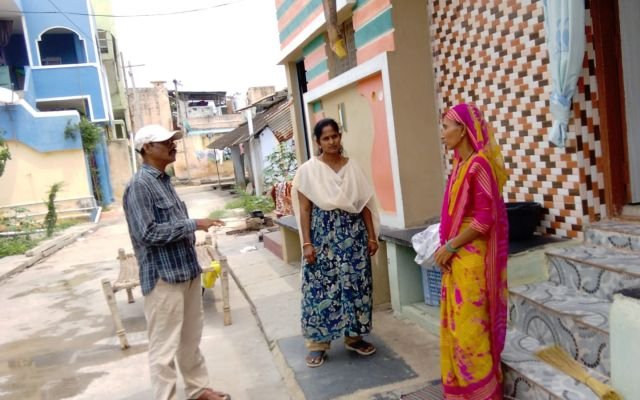 బిన్‌ బ్యాగ్‌లతో చెత్త విభజనకు శ్రీకారం  ఇంటింటా పారిశుధ్యంపై అవగాహన  వల్లూరు డిప్యూటీ ఎంపీడీఓ రమేష్..