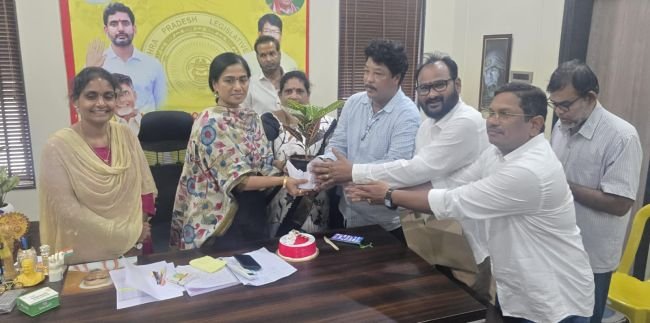 మందులు ఇచ్చే చేతులు..ప్రాణాలకు భరోసా