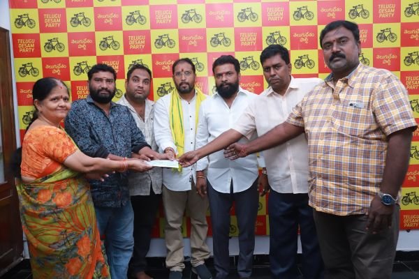 టిడ్కో గృహాలు మంజూరు కాని లబ్ధిదారులకు సొమ్ము వాపస్  ఎనిమిది మందికి రూ.లక్ష చొప్పున చెక్కుల అందజేత  మిగిలిన లబ్ధిదారుల ఖాతాల్లోనూ సొమ్ము జమ చేస్తాం   మంత్రి వాసంశెట్టి సుభాష్