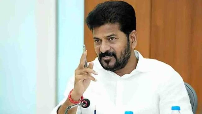 దేశంలో సంఘ్ పరివార్‌–గాంధీ పరివార్‌ మధ్య పోరాటం