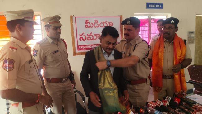 చిన్నారిపై అఘాయిత్యం, హత్య కేసులో నిందితుడికి జీవిత ఖైదు..    పకడ్బందీ వాదనలు వినిపించిన పబ్లిక్‌ ప్రాసిక్యూటర్‌ రవీందర్‌కు డీసీపీ సన్మానం