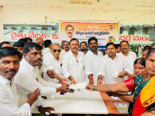 కాంగ్రెస్ ప్రభుత్వ హయాంలో ప్రతి ఒక్క నిరుపేద కుటుంబానికి సంక్షేమ పథకాలు..