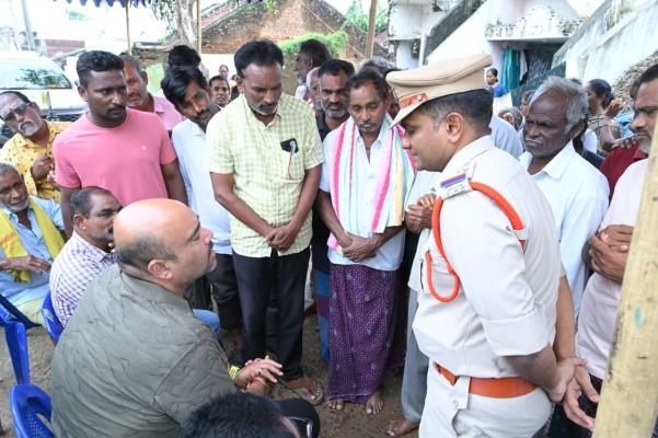 బాధిత కుటుంబాలను పరామర్శించిన బేబి నాయన