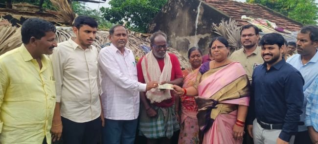 భారీ వర్షాలకు కూలిన ఇల్లు