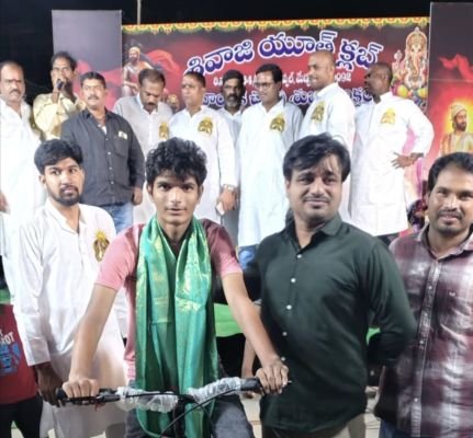 లక్కీ డ్రా లో సైకిల్ బహుమతిని గెలుచుకున్న వల్లాలతేజ యాదవ్