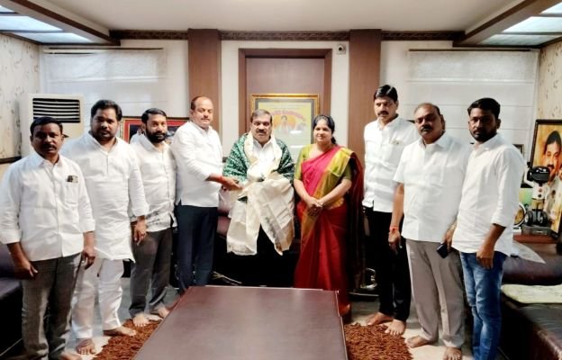 పట్నం దంపతులతో పారిజాత భేటీ 