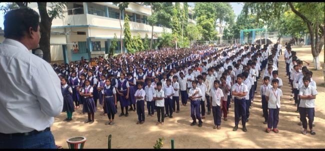 సరస్వతి విద్యాపీఠం  ఆధ్వర్యంలో -  ఆలపించిన వందేమాతరం పూర్తి గీతం