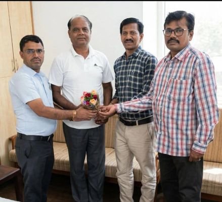 హోమ్‌గార్డ్ కమాండెంట్‌ను కలిసిన REF నాయకులు
