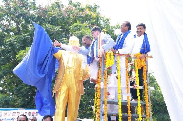 కరీంనగర్ ఆర్టీసీ బస్టాండ్‌లో అంబేద్కర్ విగ్రహావిష్కరణ