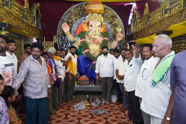 గణేష్ ఉత్సవాల్లో పాల్గొన్న మాజీ ఎమ్మెల్యే జక్కంపూడి రాజా