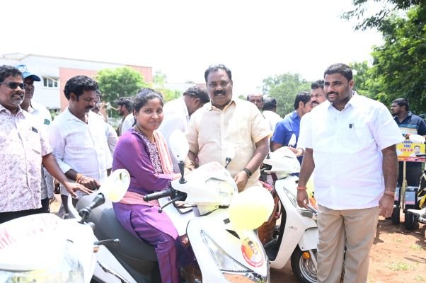 ఉచిత స్కూటీలు అందజేసిన ఎమ్మెల్యే బత్తుల బలరామకృష్ణ