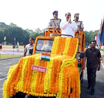 శాంతిభద్రతుల పరిరక్షణతో పాటు ప్రజల సేవలో ఉండాలి