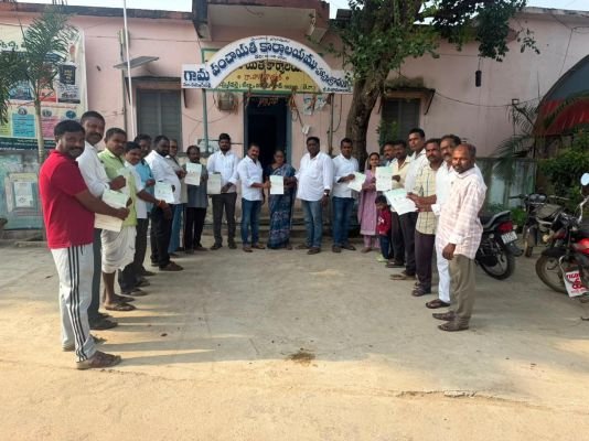 లబ్ధిదారులకు చెక్కుల పంపిణి....