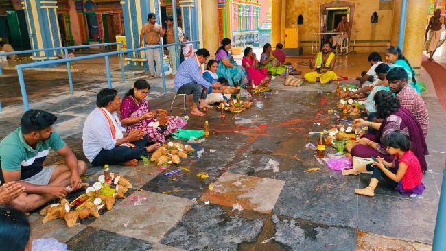 శనేశ్వరుడికి భక్తులు తైలాభిషేకాలు