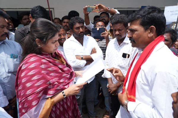 సమస్యలు పరిష్కరించాలని ఎమ్మెల్యే భూమా అఖిలప్రియకు వీఆర్ఏల వినతిపత్రం వీఆర్ఏల వినతి పత్రం