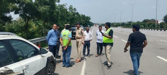 ఔటర్ రింగు రోడ్డుపై ఘోర ప్రమాదం: ఇద్దరు మృతి, 11 మందికి తీవ్ర గాయాలు