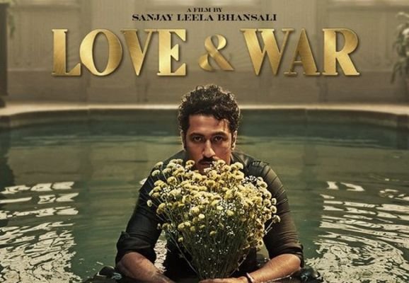 స్విమ్మింగ్ పూల్‌లో పువ్వులతో విక్కీ కౌశల్ రొమాంటిక్ లుక్.. నెట్టింట ఫొటోలు వైరల్!