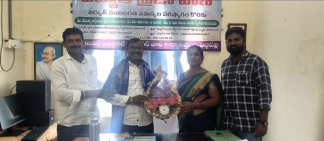 డి ఈ ని కలిసిన కొదురుపాక సర్పంచ్ 
