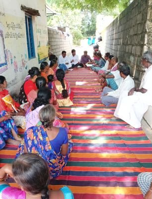 భవనం లేక చెట్టు కిందే గ్రామసభ!