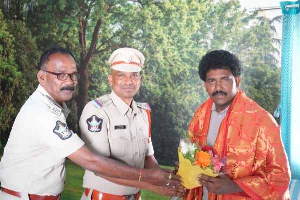 ఎమ్మెల్యే ఎం.ఎస్ రాజు ని కలిసిన సి ఐ శివరాముడు* 