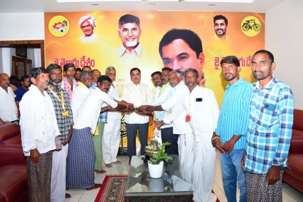 మారెమ్మ దేవాలయ నిర్మాణానికి ఎమ్మెల్యే రూ.లక్ష విరాళం