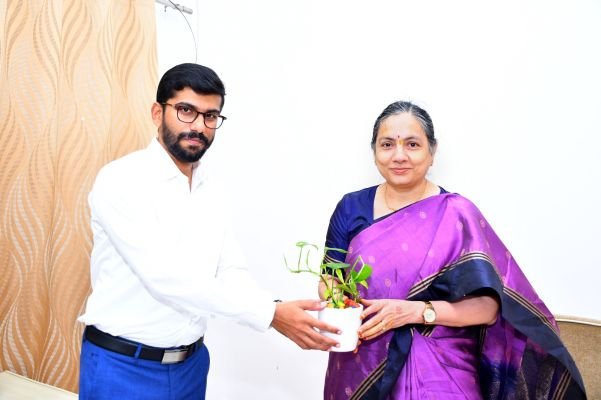 హైకోర్టు  న్యాయమూర్తి కి ఘన స్వాగతం పలికిన జిల్లా కలెక్టర్ ఓ. ఆనంద్