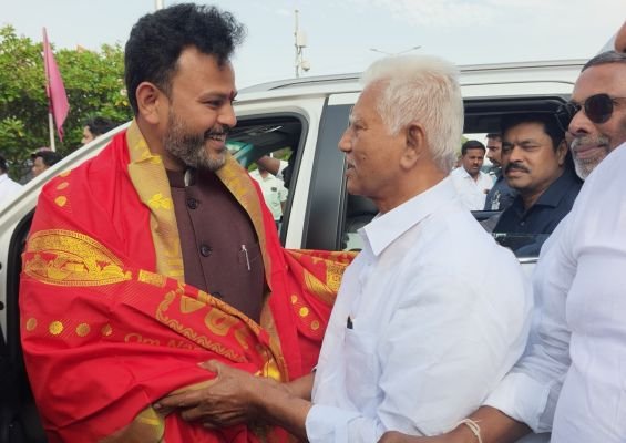 కేంద్ర మంత్రి రామ్మోహన్ నాయుడుకు ఘన స్వాగతం
