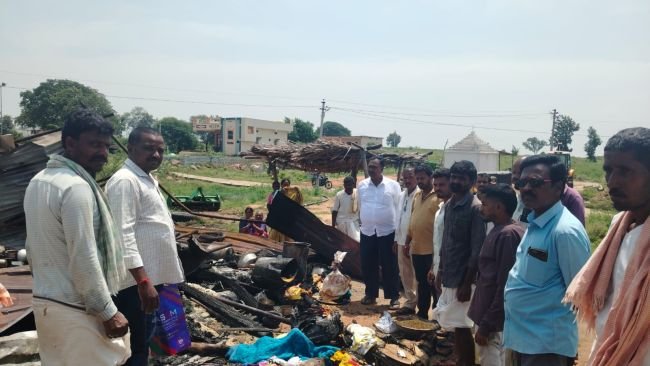 దౌల్తాబాద్‌లో విషాదం:షార్ట్ సర్క్యూట్‌తో గుడిసె దగ్ధం, రూ.20 లక్షలు, బంగారం బూడిద