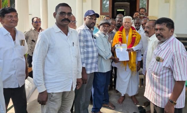 గౌడ కల్లు గీత కార్మికులకు పెన్షన్లు, ఇంటి స్థలాలు కల్పించాలని ఎమ్మెల్యే వరదరాజుల రెడ్డికి వినతిపత్రం అందజేసిన గౌడ సంఘం నాయకులు