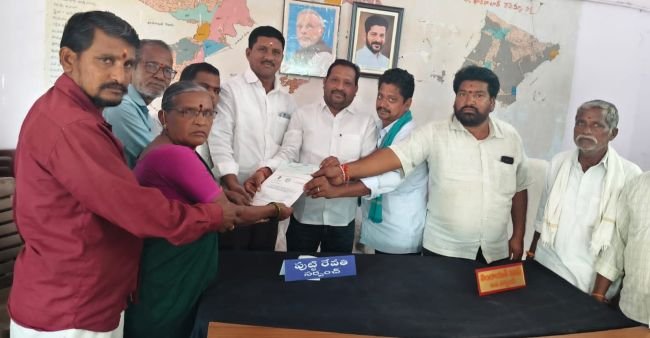 సీఎంఆర్ఎఫ్ చెక్కు పంపిణీ