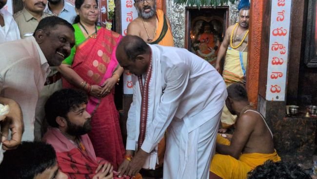 కొండగట్టు అంజన్నను దర్శించుకున్న సినీ హీరో వరుణ్ తేజ్..