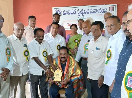 మున్సిపల్ కమిషనర్  తూతిక శ్రీనివాస విశ్వనాథ్‌కు మానవతా స్వచ్ఛంద సేవా సంస్థ ఆధ్వర్యంలో ఘన సన్మానం