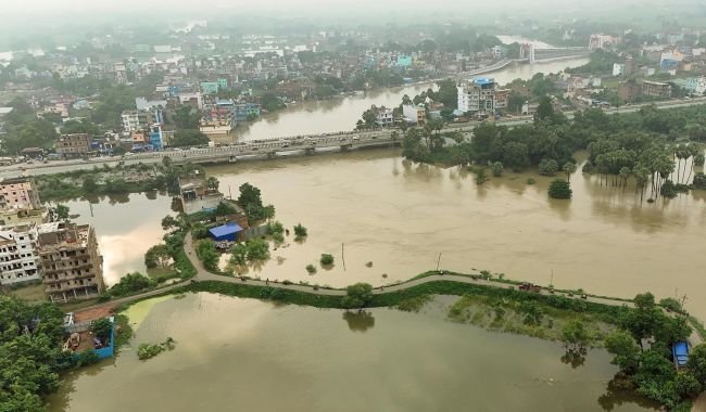 భారత్‌, నేపాల్‌ను ముంచెత్తిన భారీ వర్షాలు